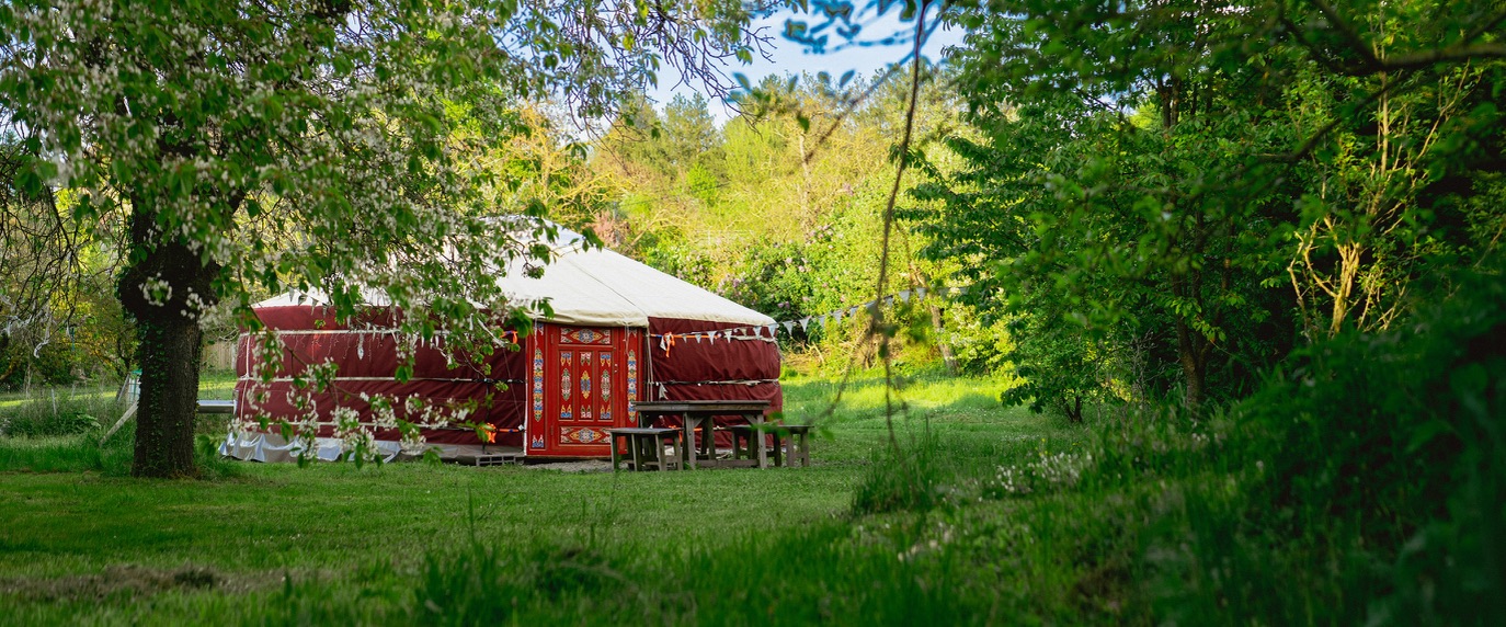 La yourte de jour, dans la verdure