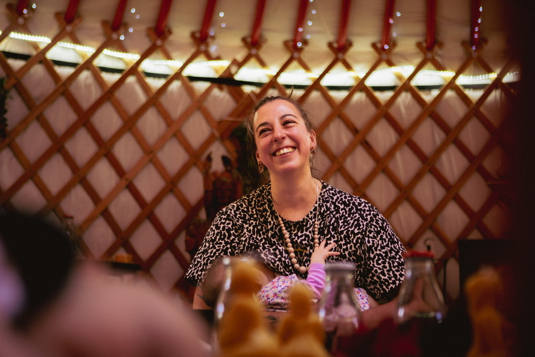 Portrait souriant sous la yourte